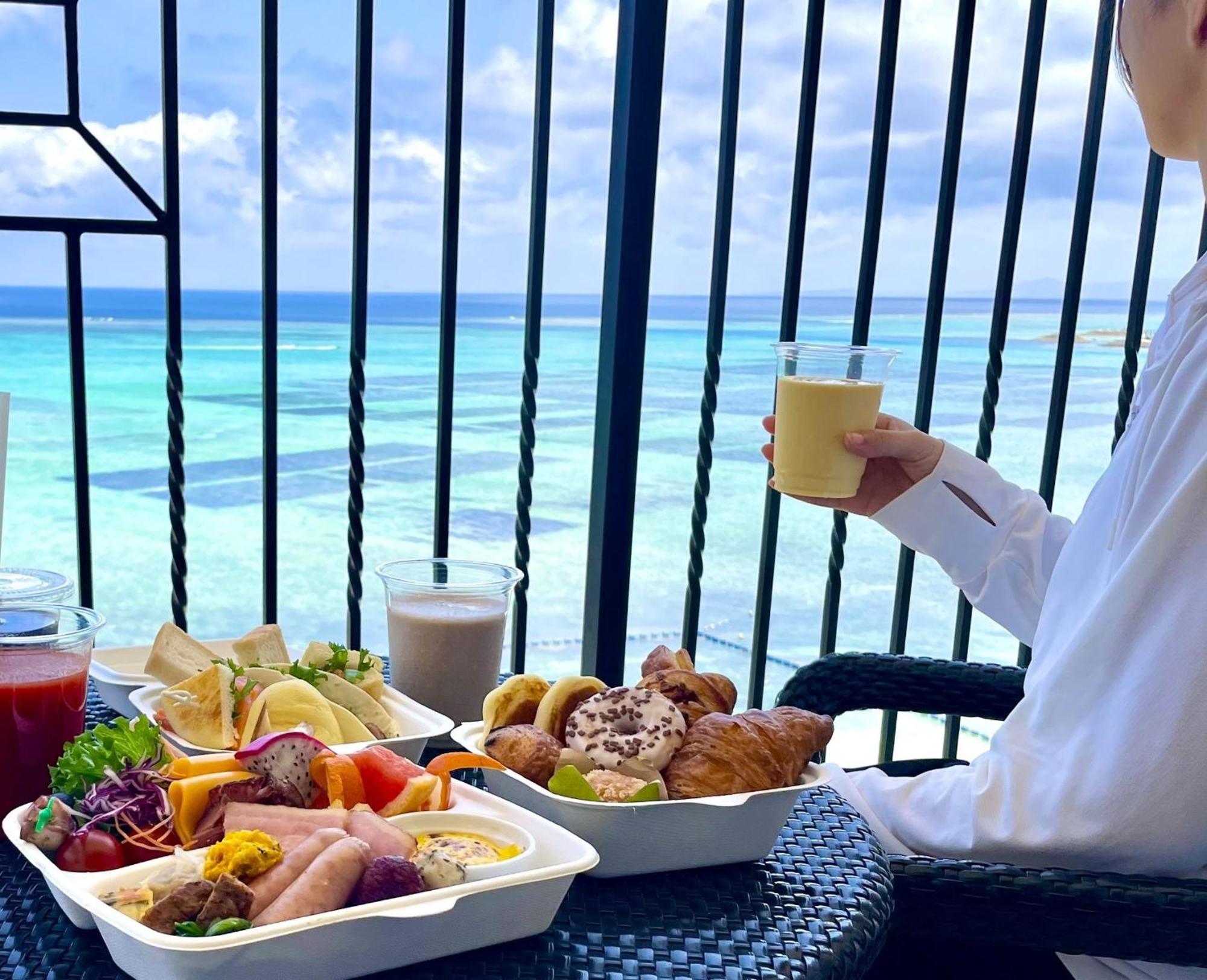 Hotel Monterey Okinawa Spa & Resort Onna Kültér fotó Breakfast at the hotel